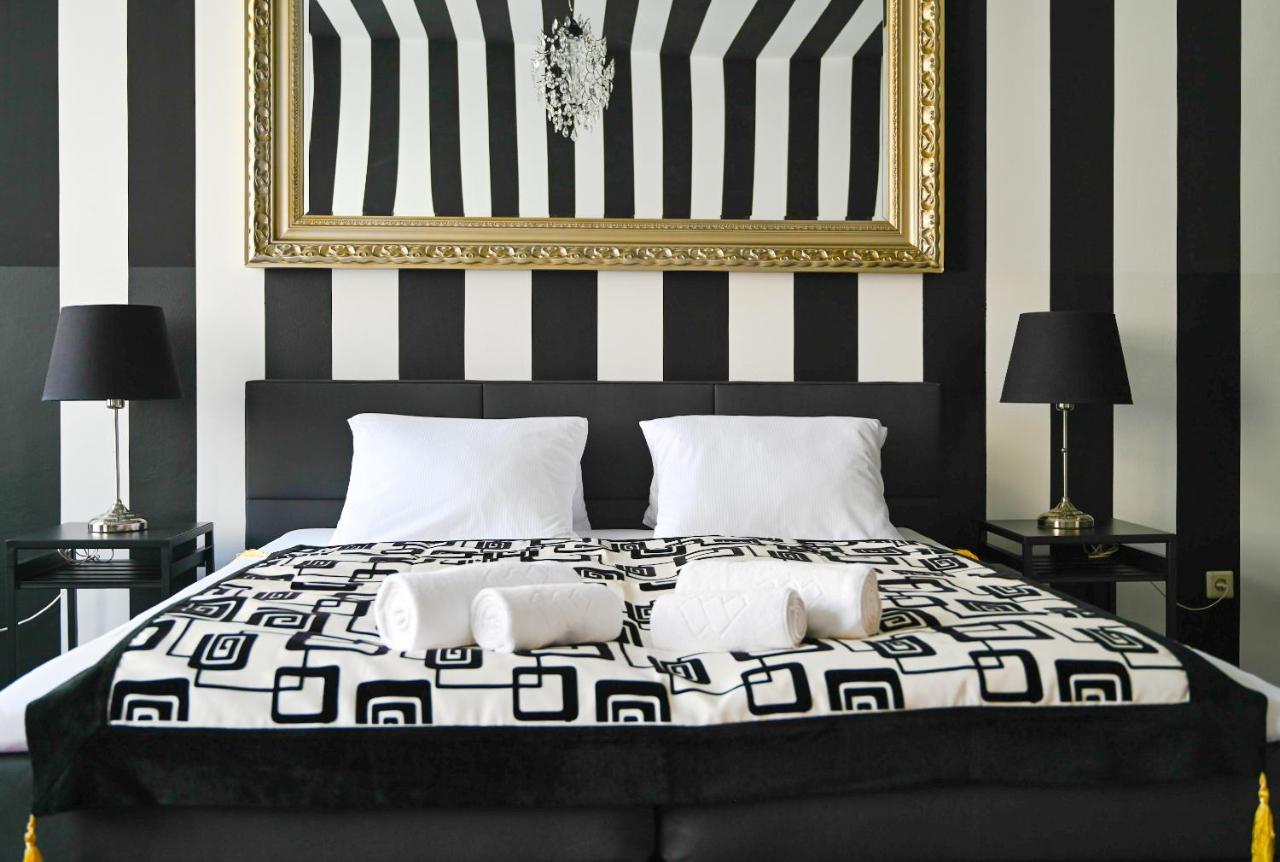 Highlight St Charles Church Apartment *