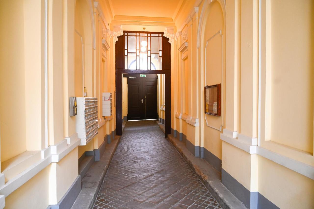 Highlight St Charles Church Apartment *